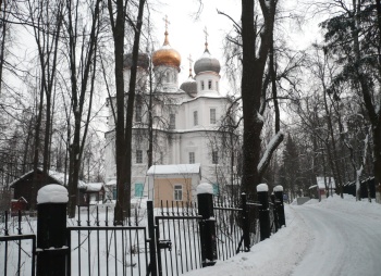 Храм Казанской иконы Божией Матери в Узком: заснеженная святыня