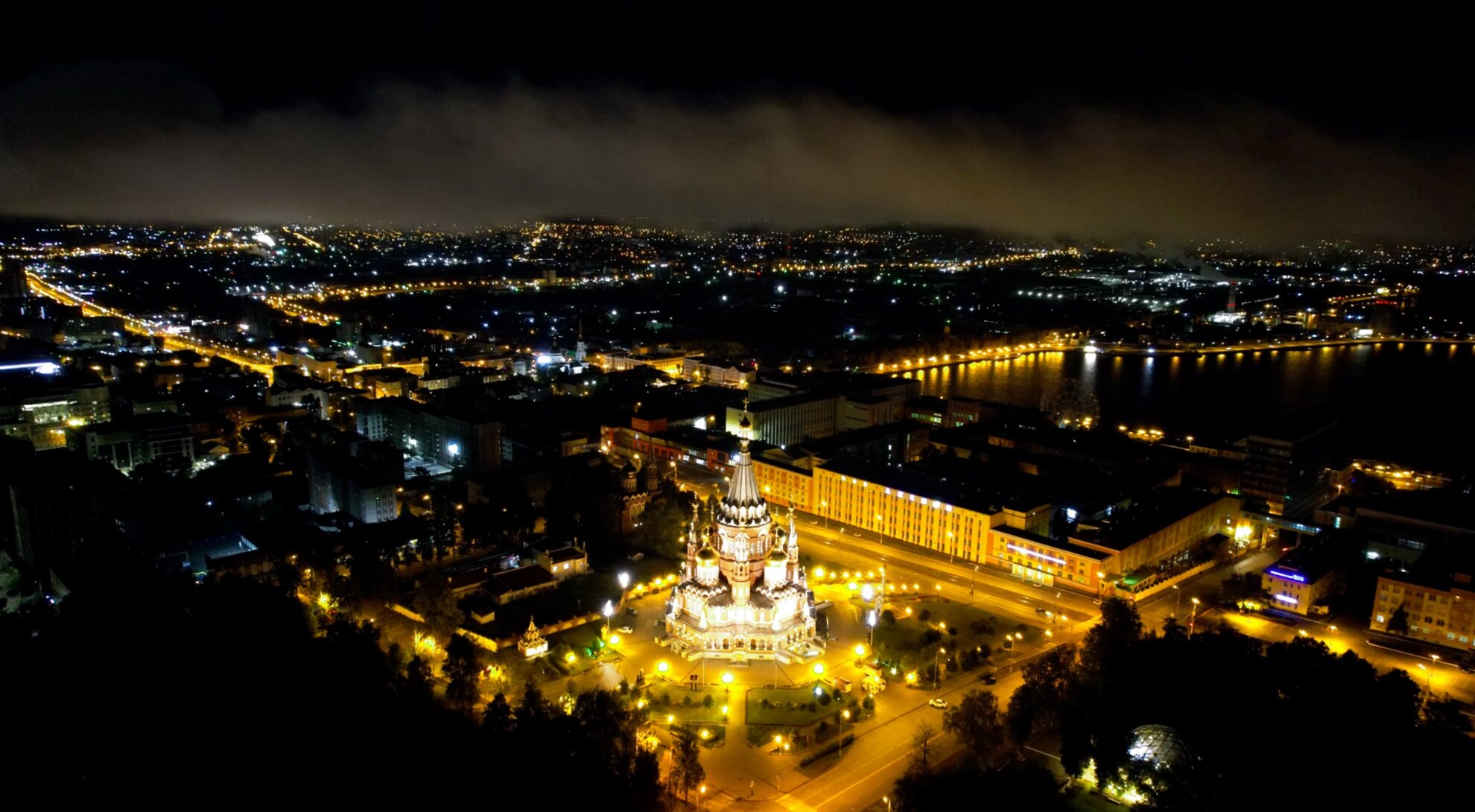 Свято-Михайловский собор в Ижевске: величественный образ в ночном освещении