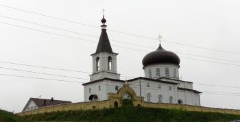 Вид на Церковь Михаила Архангела со стороны переправы через реку Белая