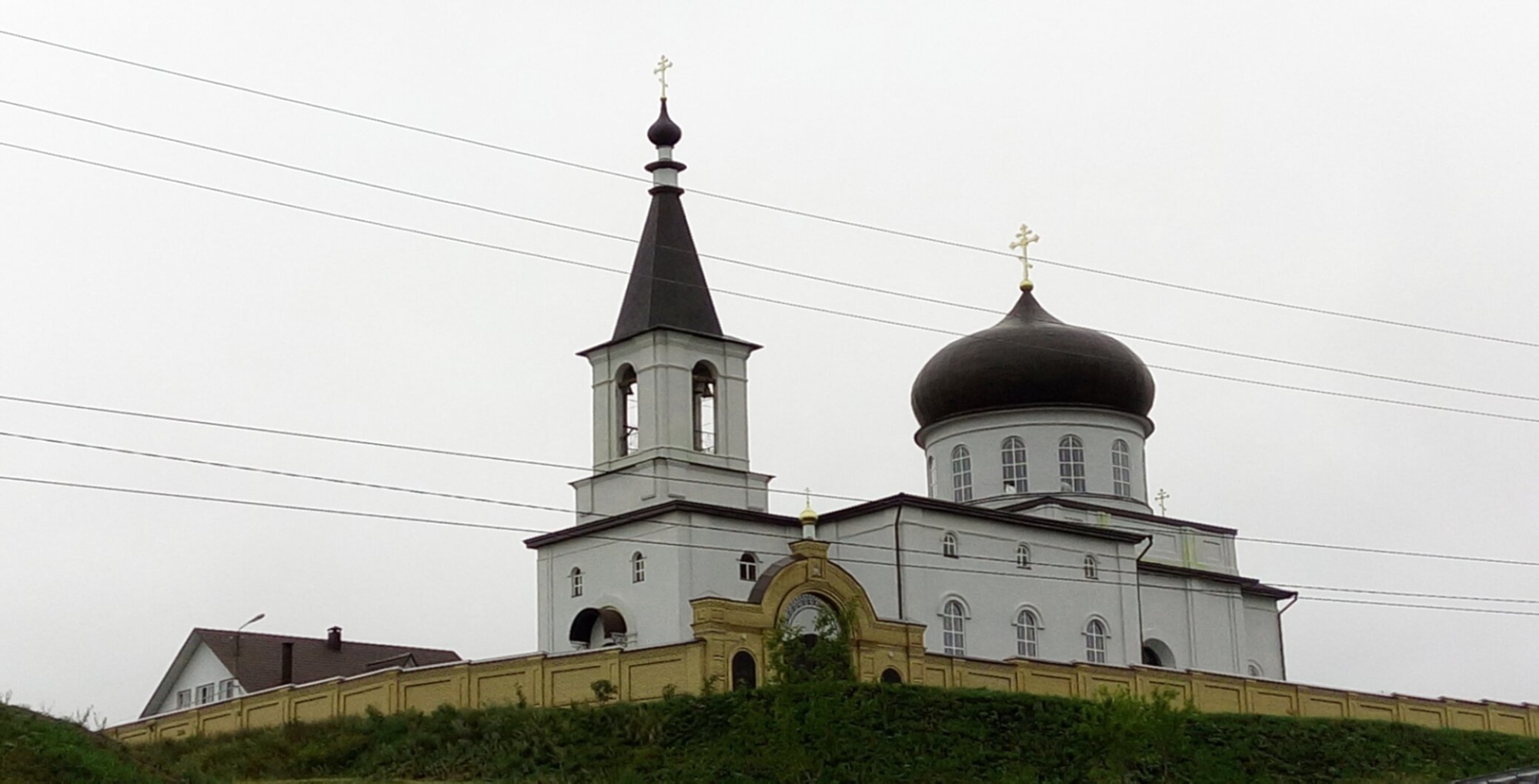 Вид на Церковь Михаила Архангела со стороны переправы через реку Белая