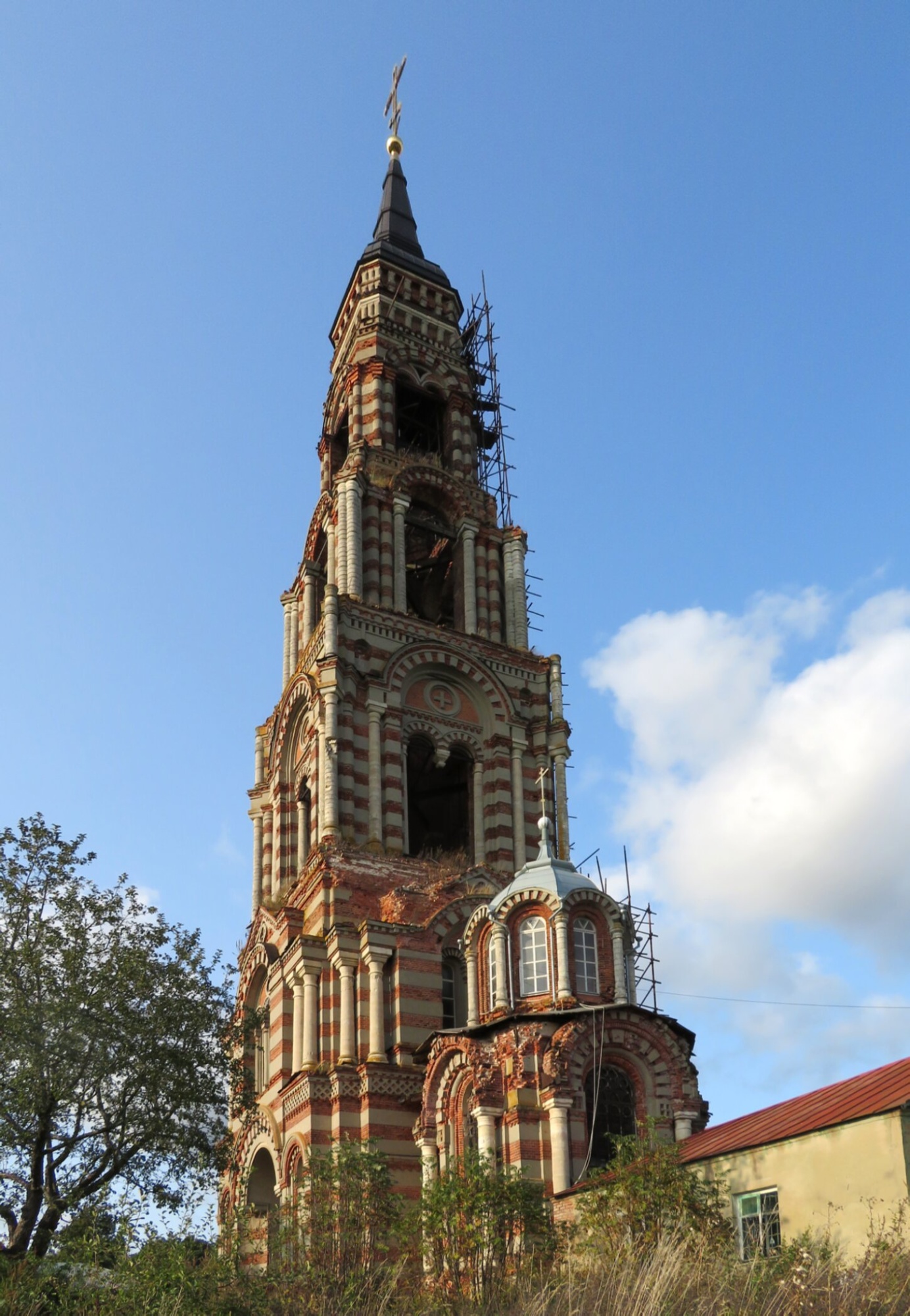 Колокольня церкви Иоанна Предтечи в селе Ярополец