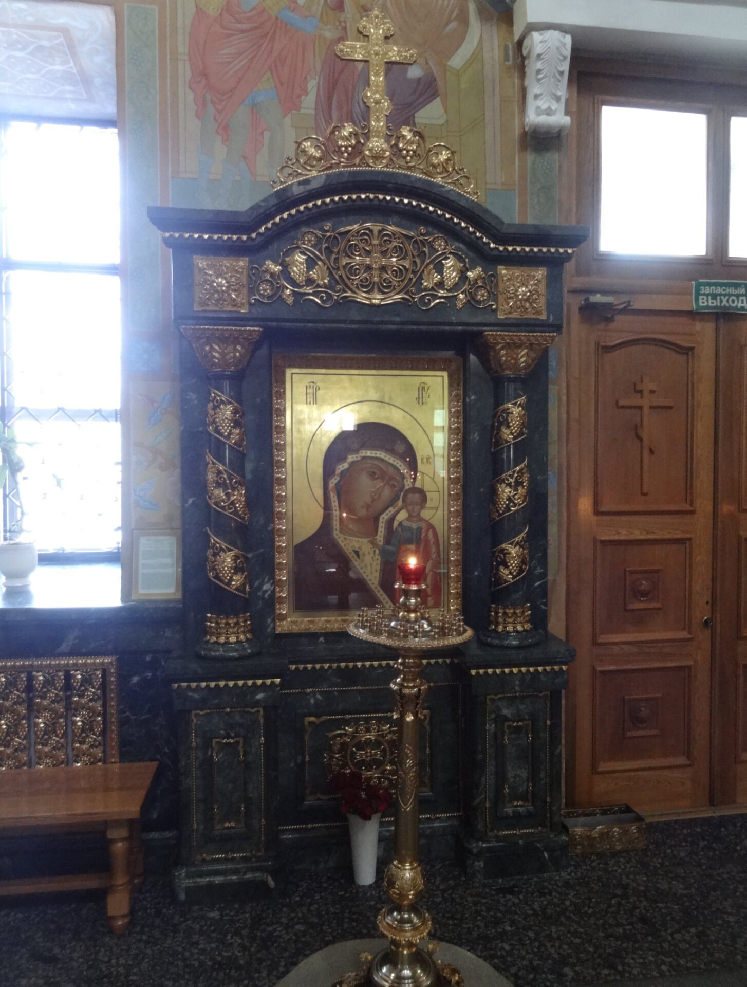 Интерьер Троицкого собора в Екатеринбурге: киот с Казанской иконой Божией Матери