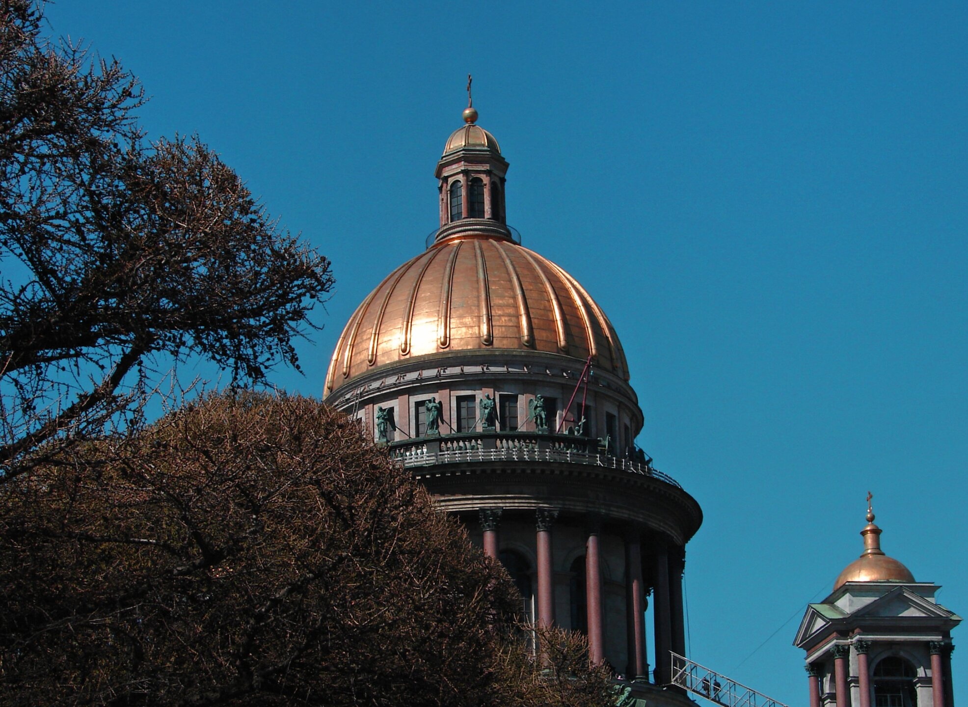 Исаакиевский собор на ночной фотографии: величественный вид в свете прожекторов