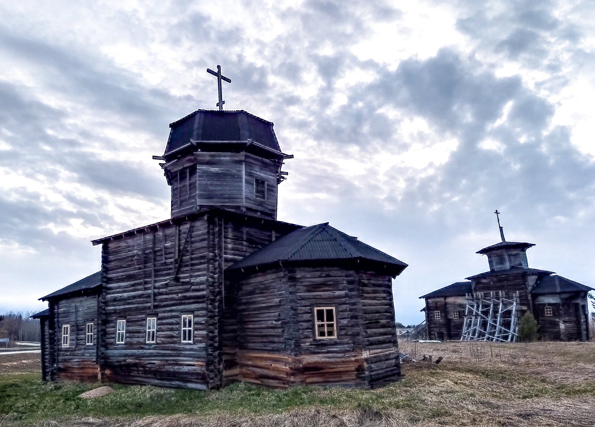 Покровская церковь в селе Усть-Ваеньга - памятник деревянного зодчества