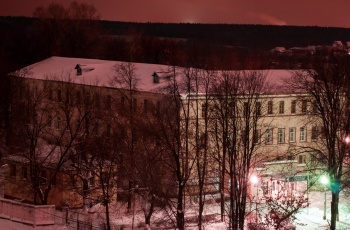 Церковь Троицы Живоначальной в Балобаново зимней ночью