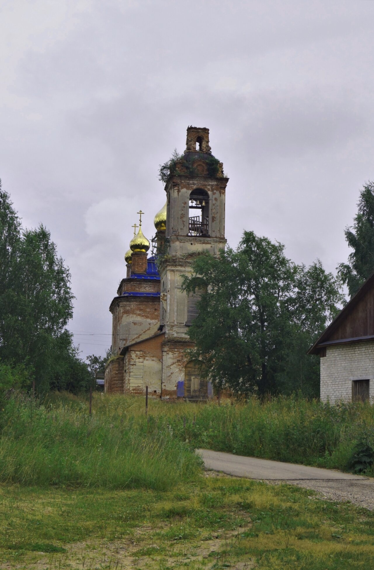 Храм Воскресения Христова в Яковцево: вид с запада
