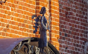 Кованый ангел на ограде Борисоглебского храма в Дракино