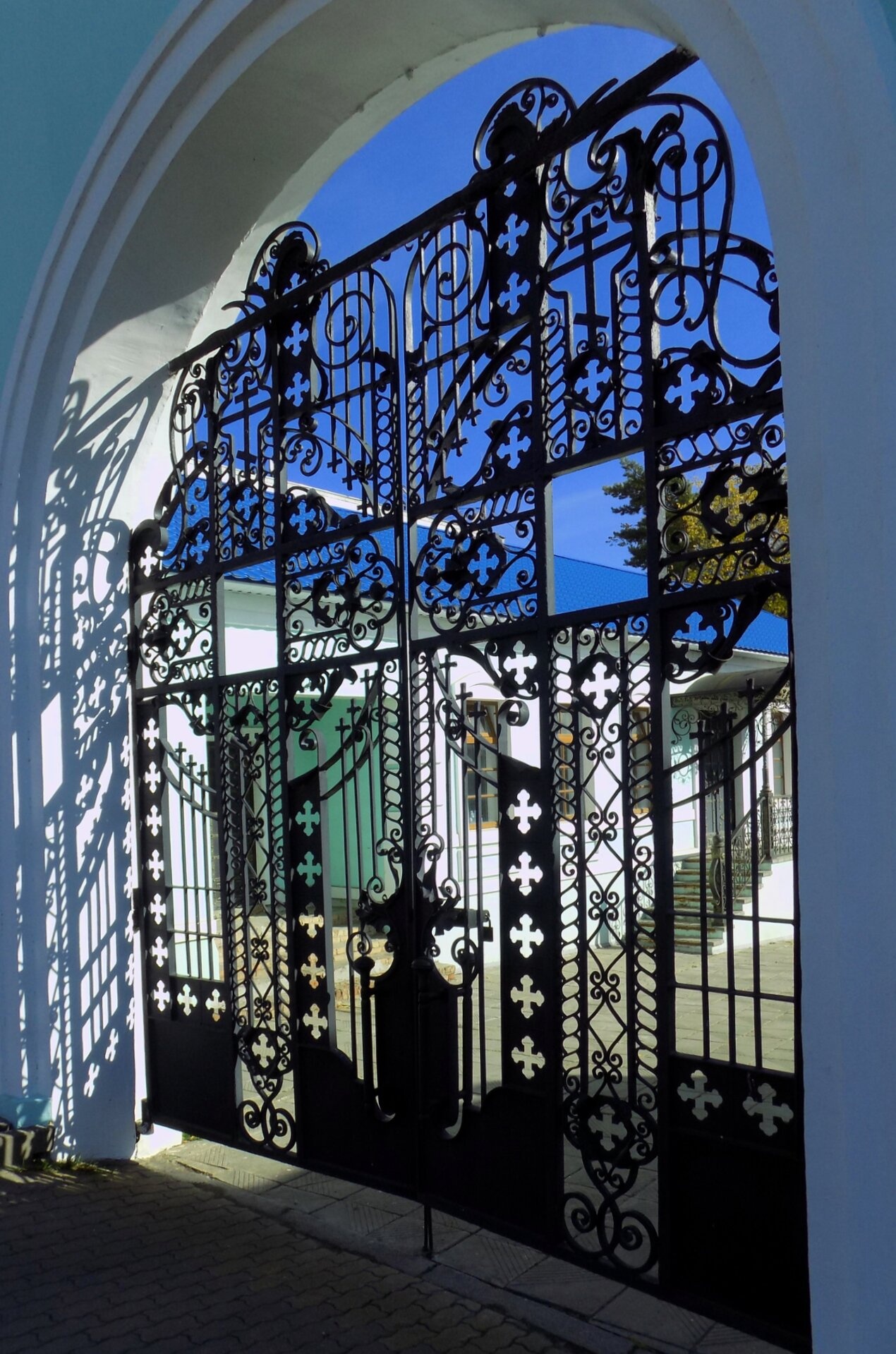 Врата Свято-Воскресенского собора Коренной пустыни