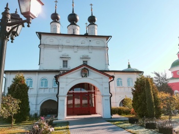 Свято-Троицкий Белопесоцкий женский монастырь на фотографии