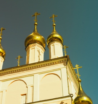 Храм Бориса и Глеба в Боровске: золотые купола под голубым небом