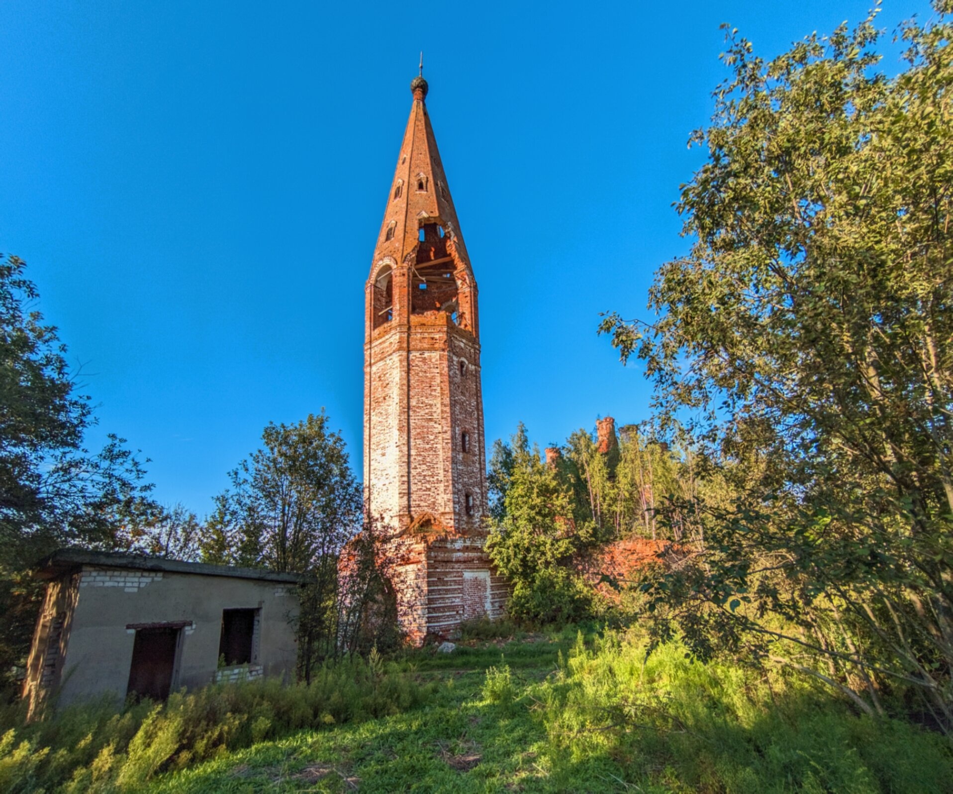 Колокольня Воскресенской церкви в селе Афанасьево