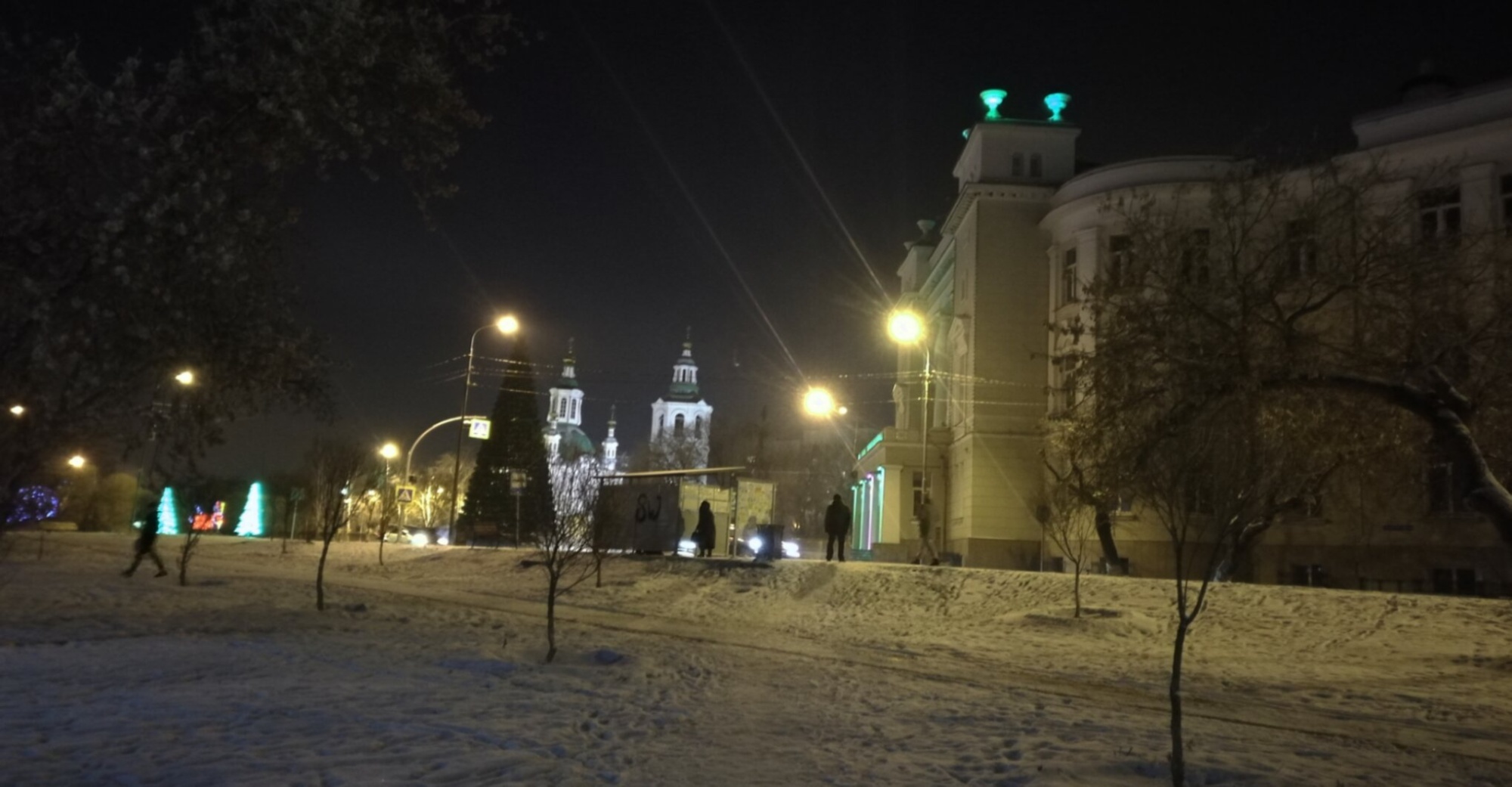 Крестовоздвиженская церковь в Тюмени: зимний ночной пейзаж
