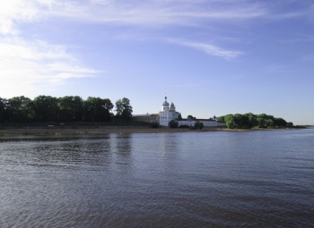 Юрьев монастырь на реке Волхов в Великом Новгороде