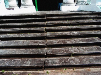 Чугунная лестница входа в Никольский храм в Быньгах