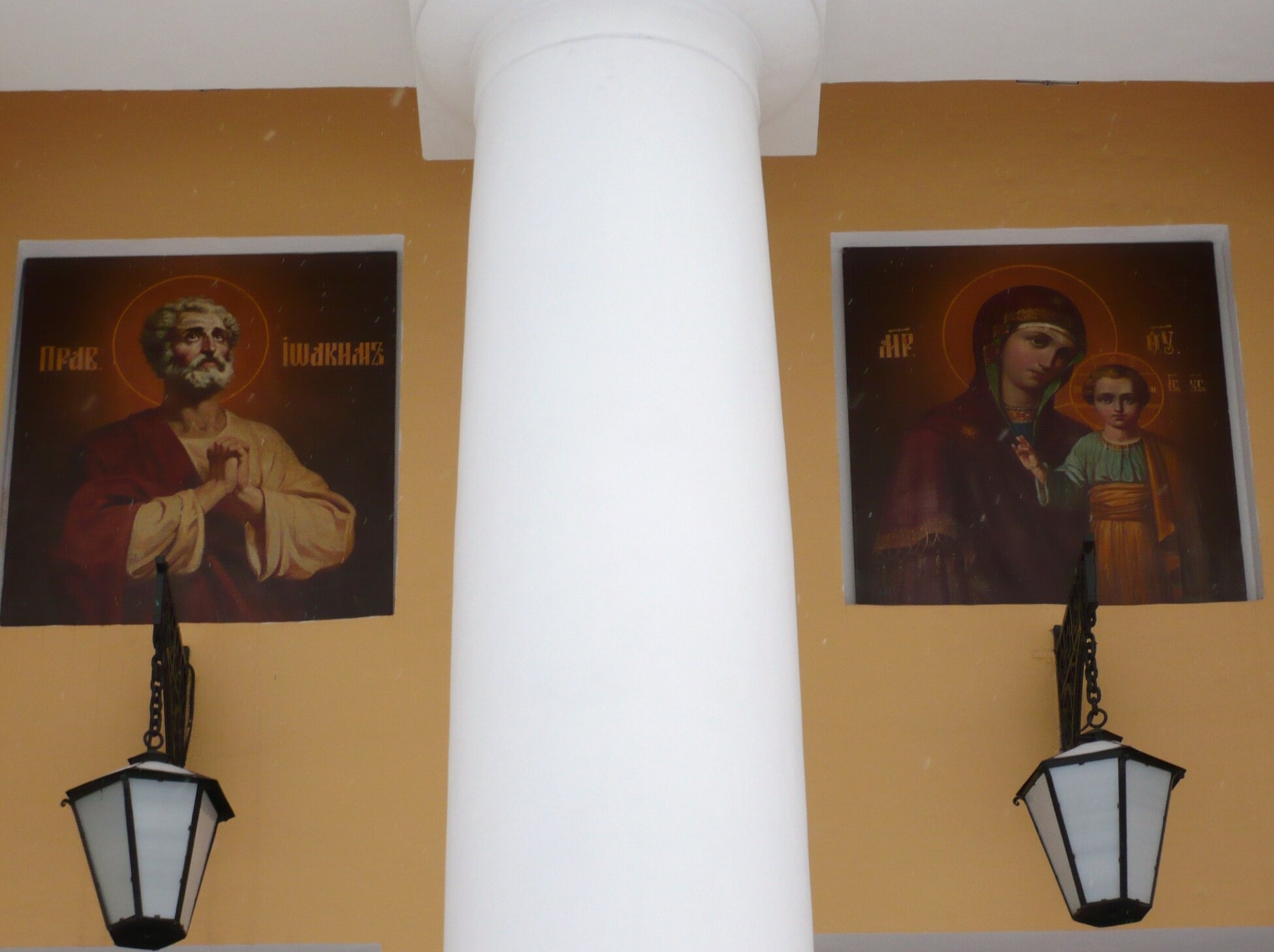 Православные иконы в Свято-Троицком храме Данилова монастыря