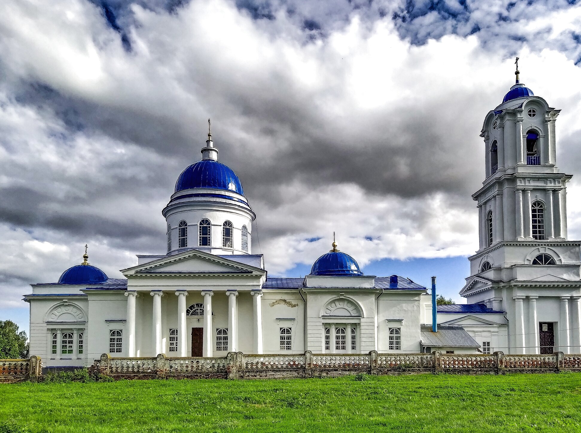 Храм Троицы Живоначальной в селе Красный Бор