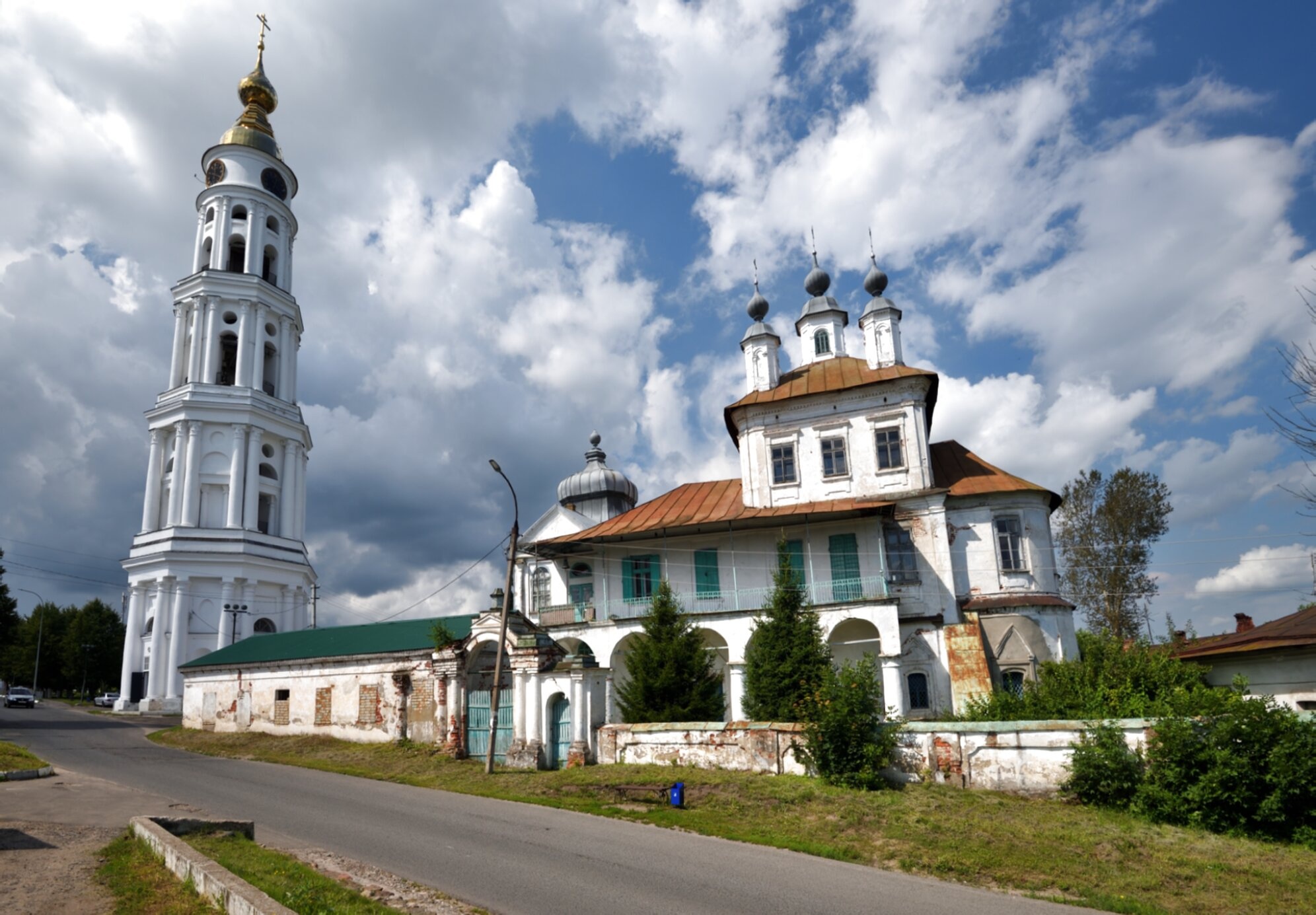 Храмовый комплекс в Лежнево: Церковь Николая Чудотворца и колокольня
