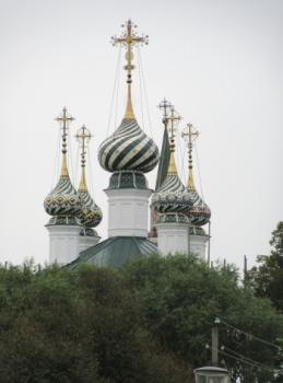 Восстановленные купола Церкви Святой Троицы в селе Холуй