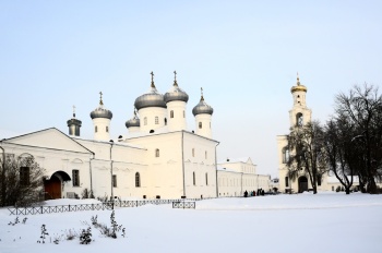 Спасский собор и колокольня Свято-Юрьева монастыря зимой