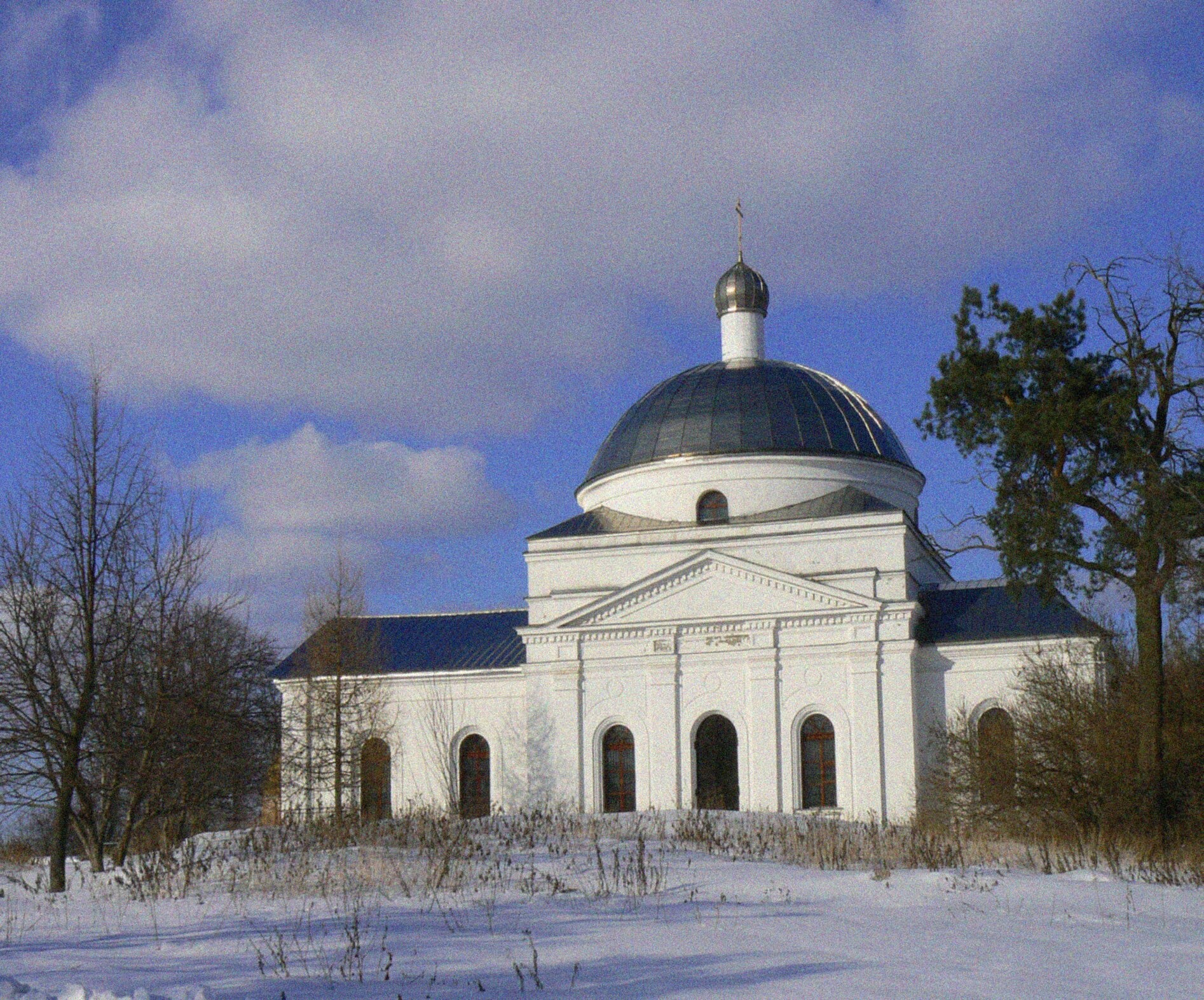 Храм Успения Пресвятой Богородицы в селе Михеево зимой