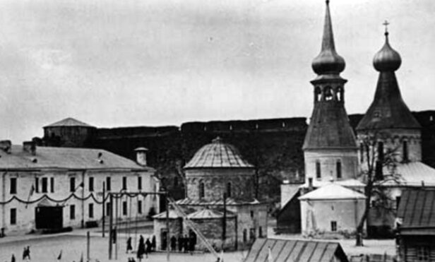 Храмовый ансамбль Ивангородской крепости: Успенский собор и Никольская церковь