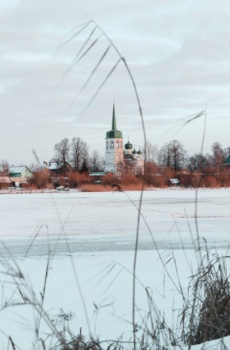 Успенская церковь на реке Сясь в зимнем убранстве