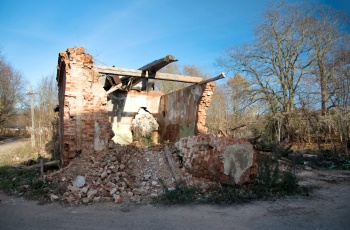 Руины Спасской церкви в Волышево