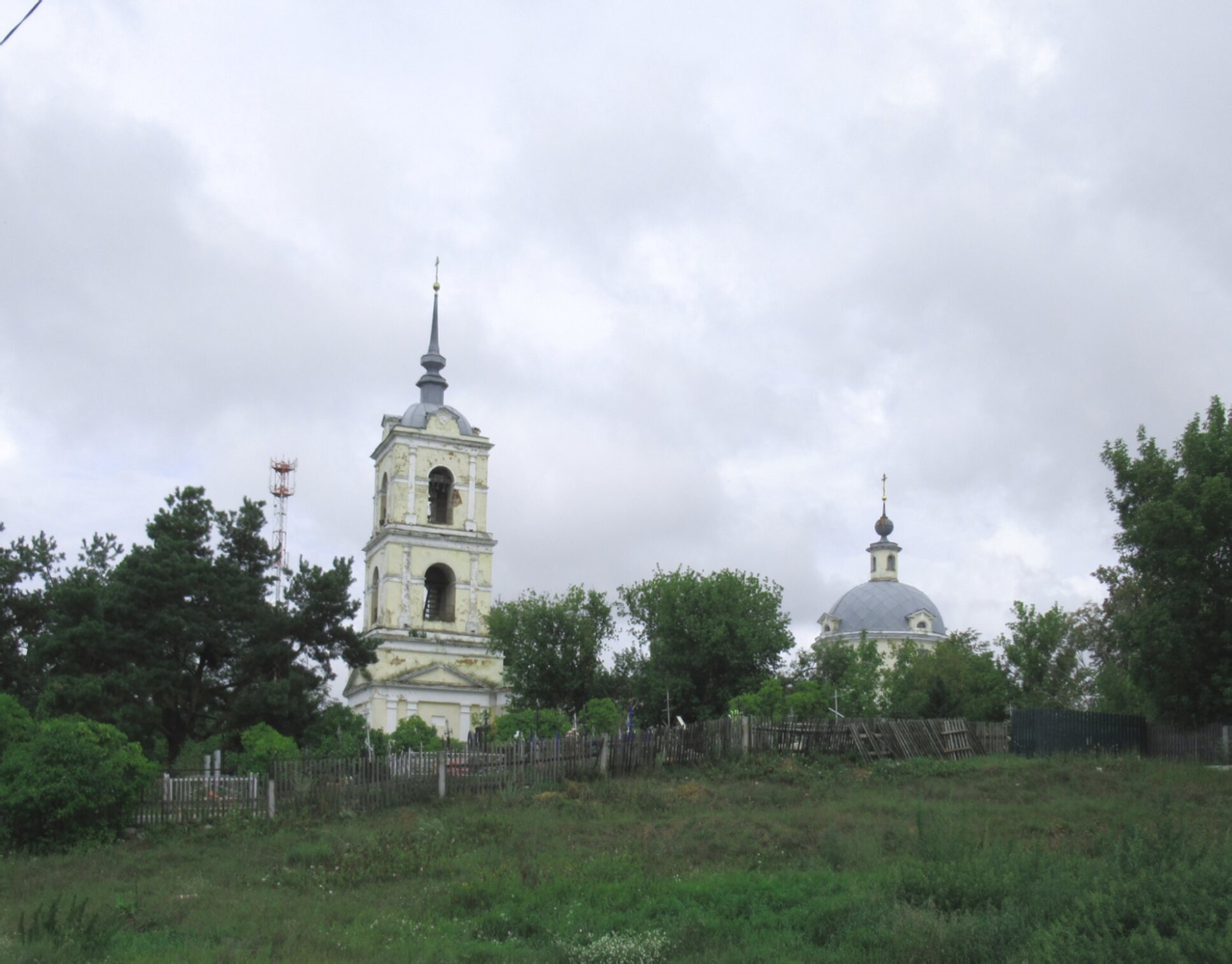 Храм Трех Святителей в Белоомуте