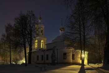 Церковь Похвалы Богородицы в Дубне зимней ночью