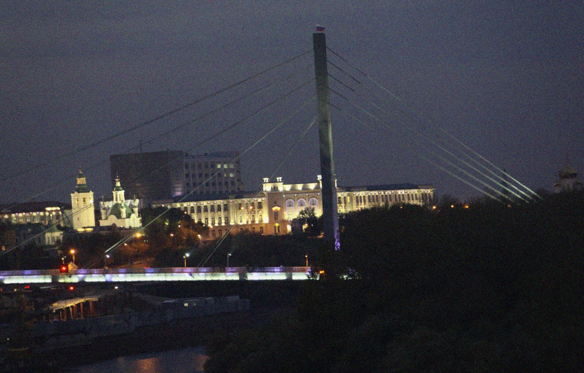 Ночная панорама Моста Влюбленных и Крестовоздвиженской церкви в Тюмени