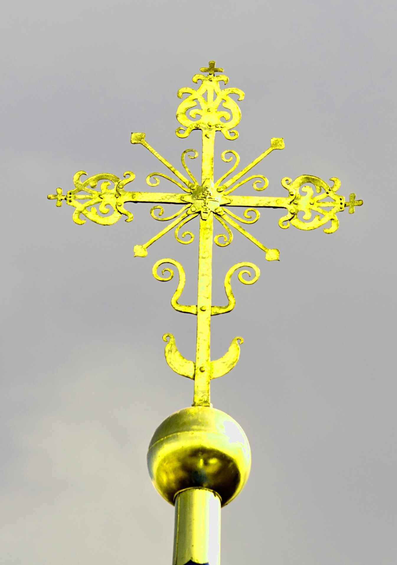 Золоченый купольный крест православного храма