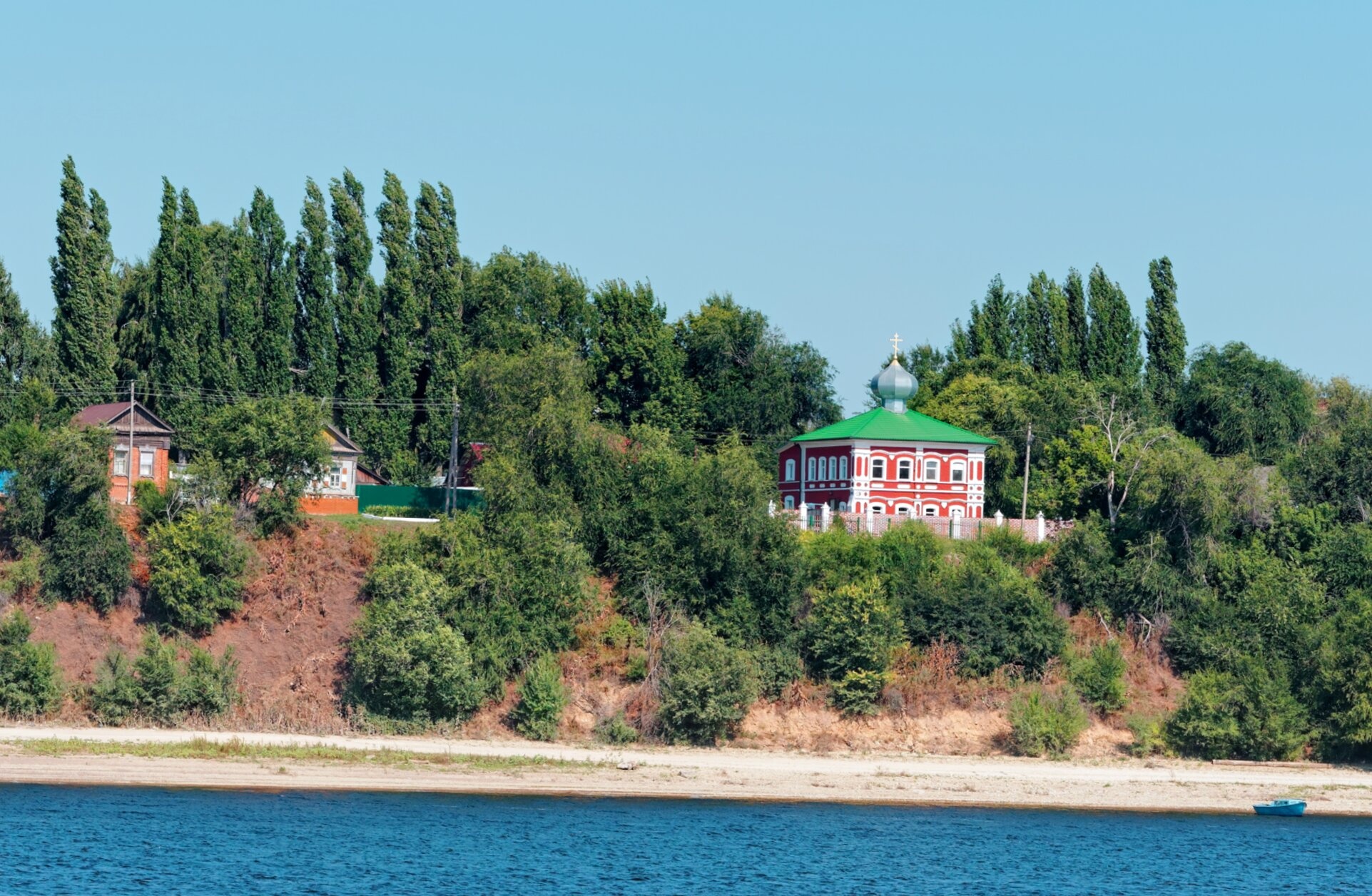 Свято-Троицкий храм в селе Воскресенское на Волге