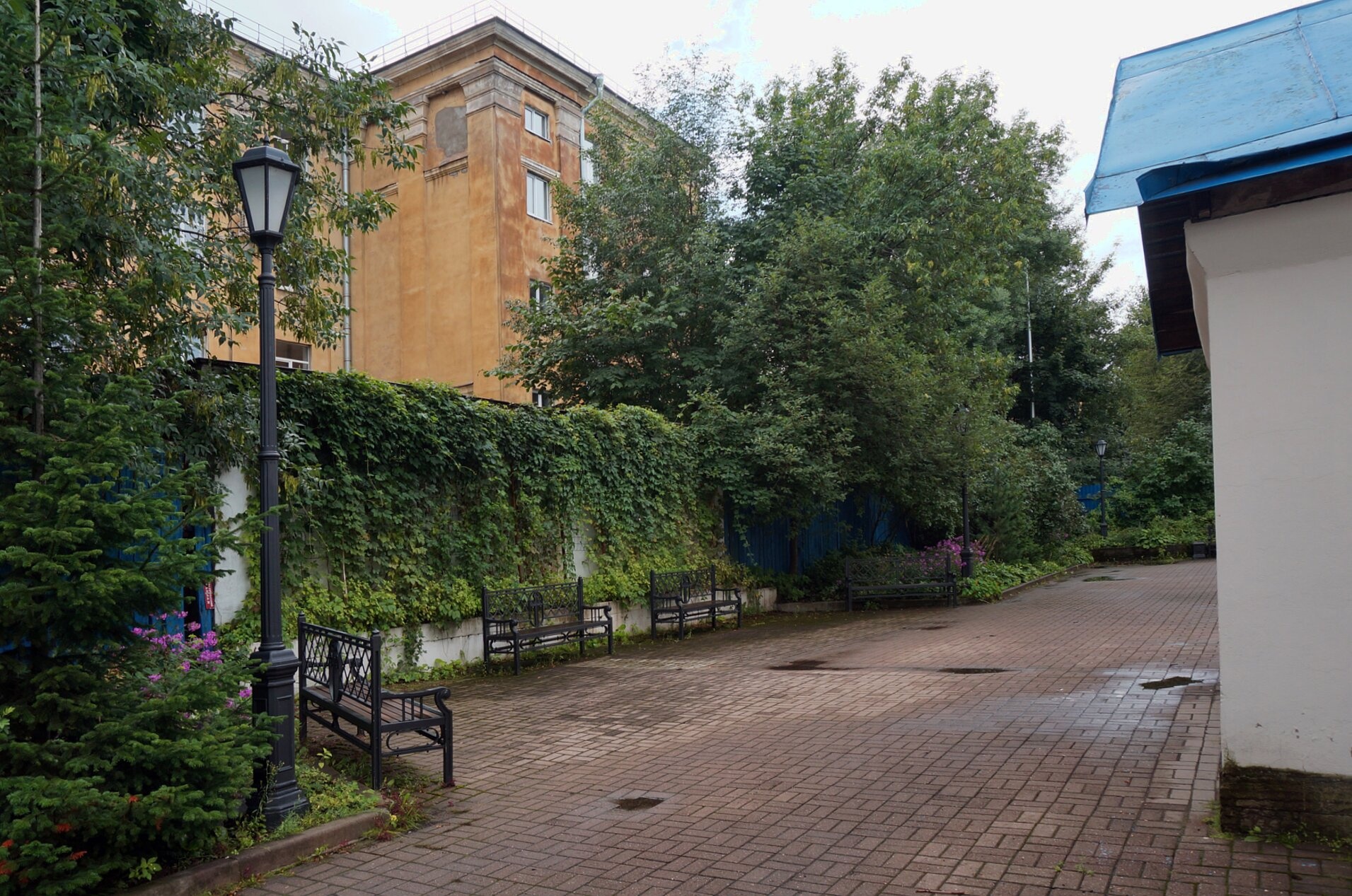 Территория Крестовоздвиженского собора в Санкт-Петербурге