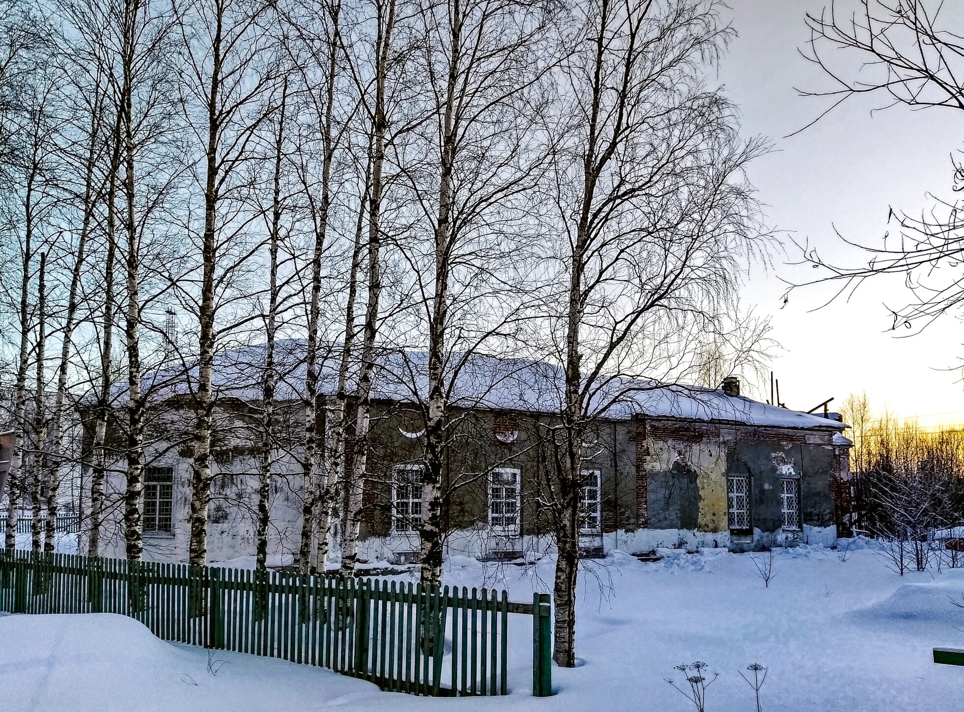 Надвратная колокольня с церковью Святого Духа в Холмогорах