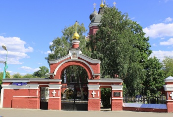 Вход в Храм Тихвинской иконы Божией Матери в Алексеевском