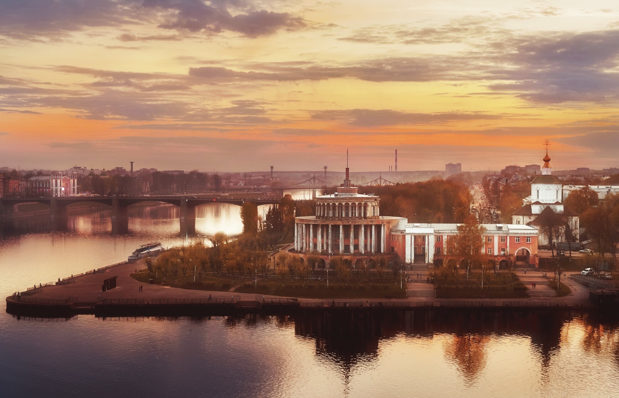 Собор Успения Пресвятой Богородицы и Тверской Речной вокзал