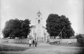 Церковь Покрова Пресвятой Богородицы в деревне Красное на фотографии 1900 года