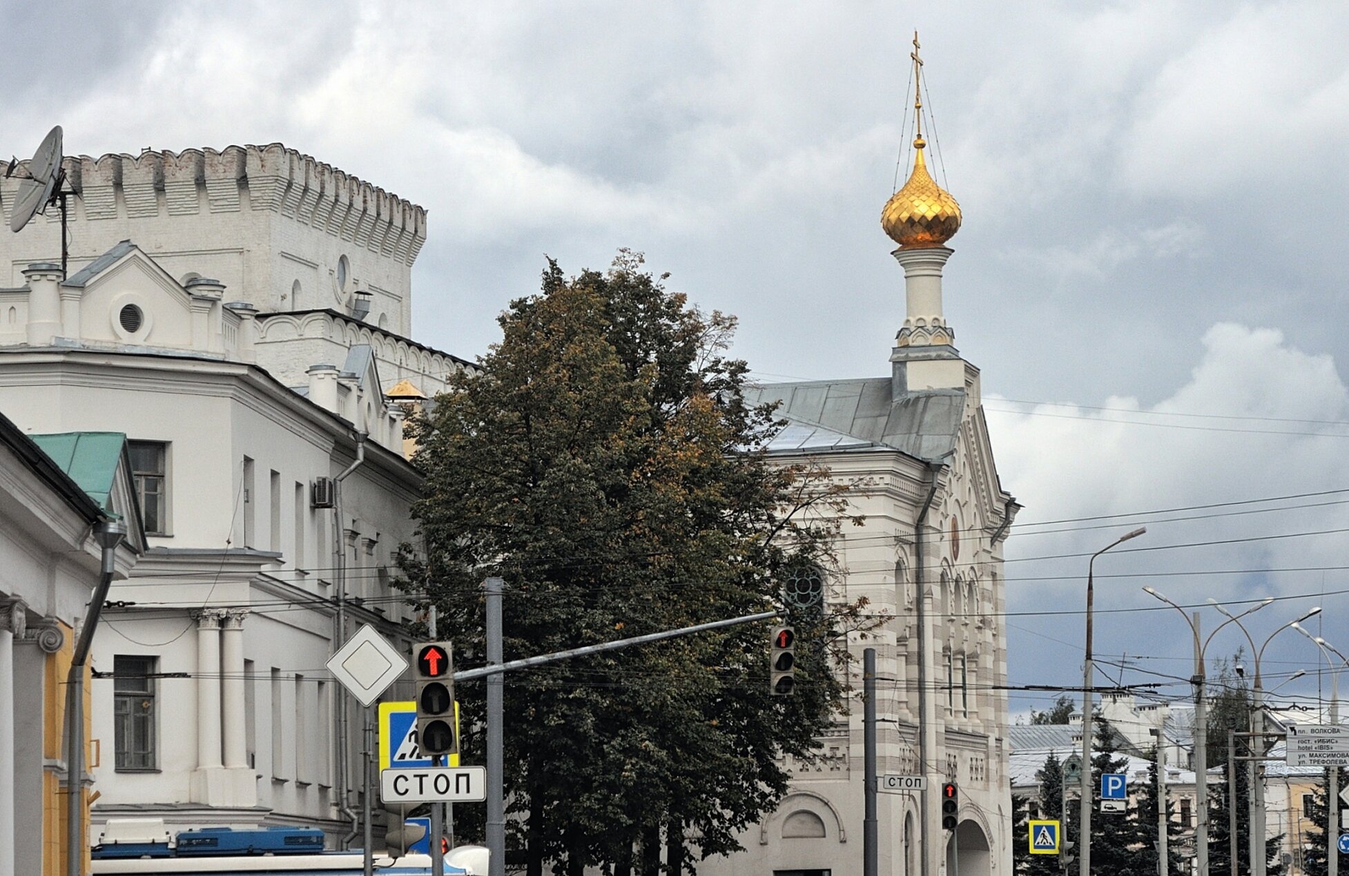 Церковь иконы Божией Матери Знамение и Знаменская башня в Ярославле