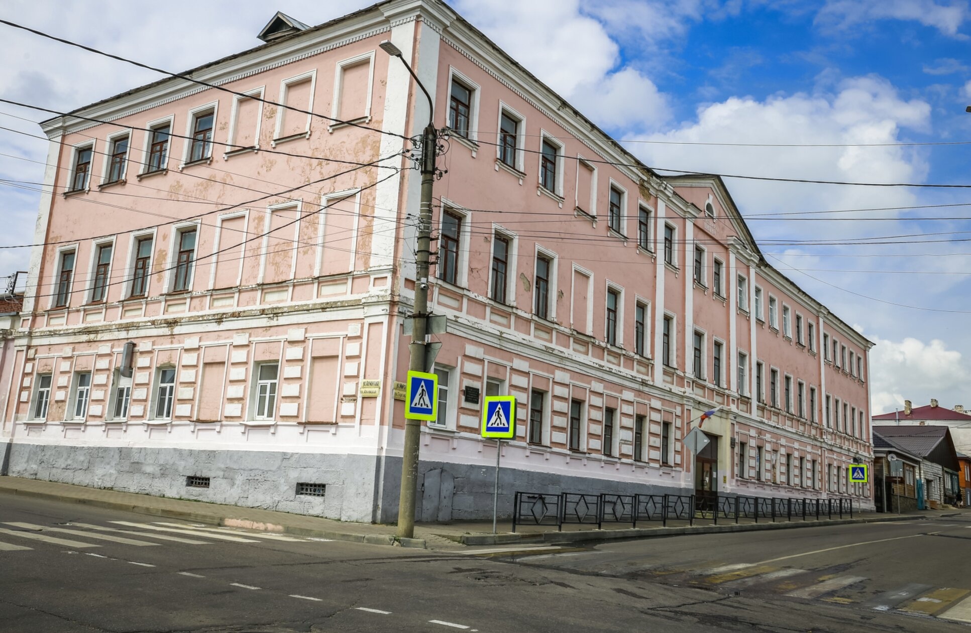 Великокняжеская церковь и здание мужской гимназии в Ельце