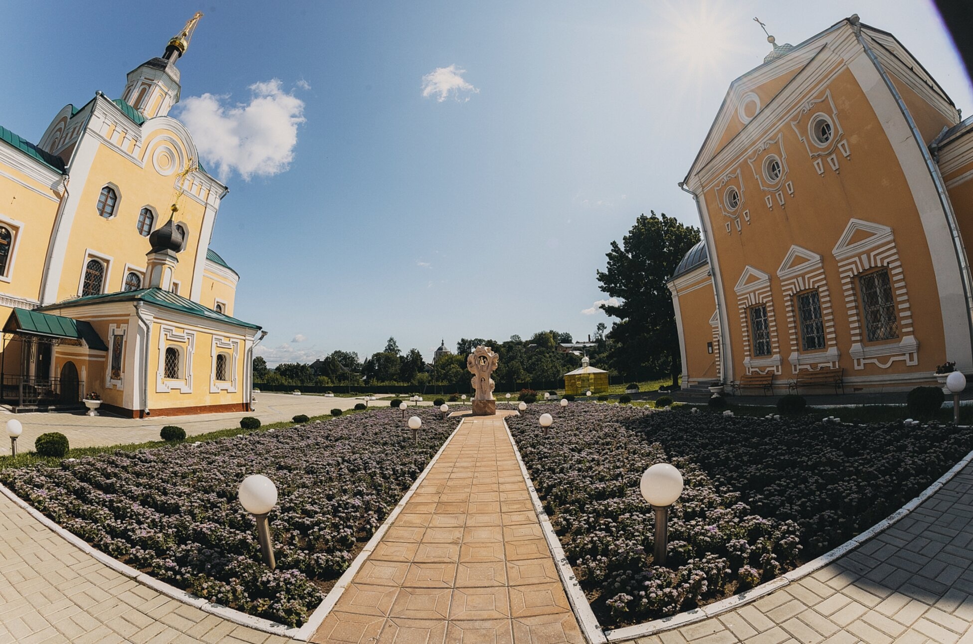 Внутренний двор Свято-Троицкого монастыря в Смоленске