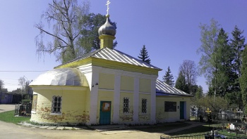 Церковь Николая Чудотворца на старом кладбище в Истре