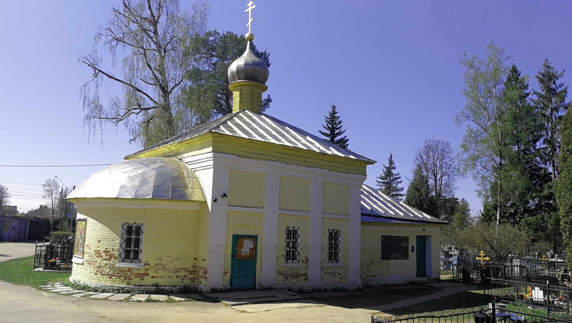 Церковь Николая Чудотворца на старом кладбище в Истре