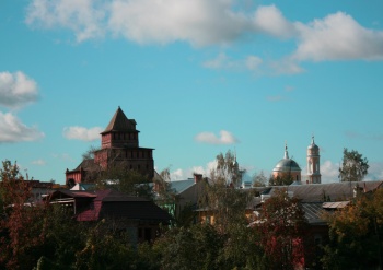 Церковь Воздвижения Креста Господня и Пятницкая башня в Коломне