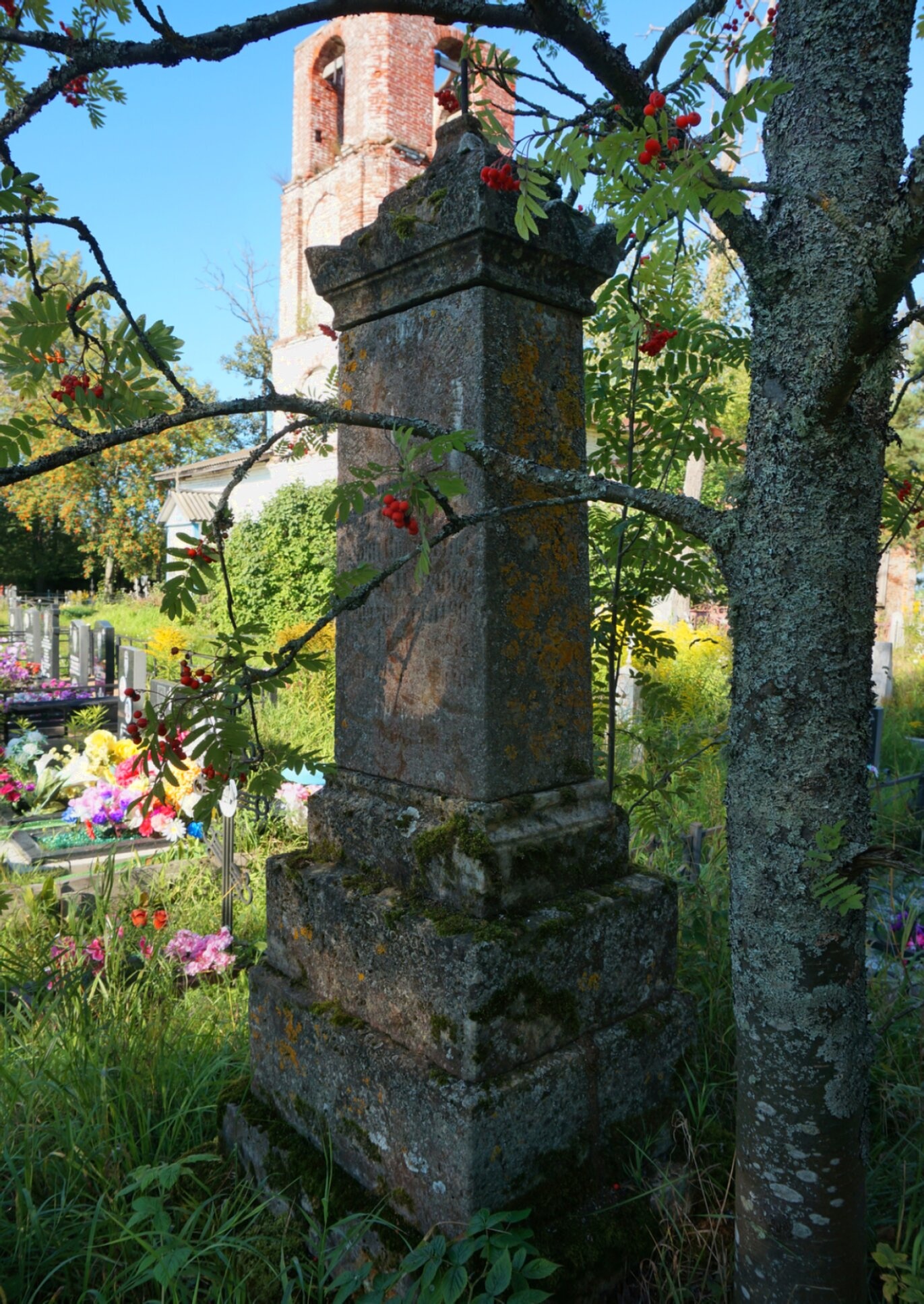 Надгробие на кладбище Церкви Петра и Павла в Новой Ладоге