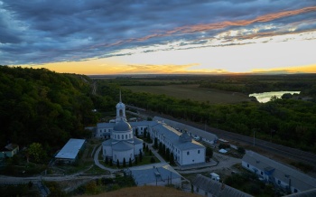 Дивногорский Свято-Успенский мужской монастырь на закате