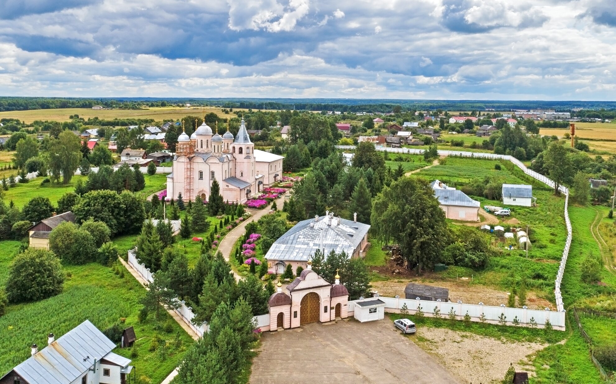 Успенский Паисиево-Галичский монастырь: вид с высоты