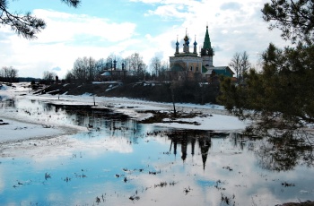 Весенний пейзаж с отражением Храма Рождества Пресвятой Богородицы в Горицах
