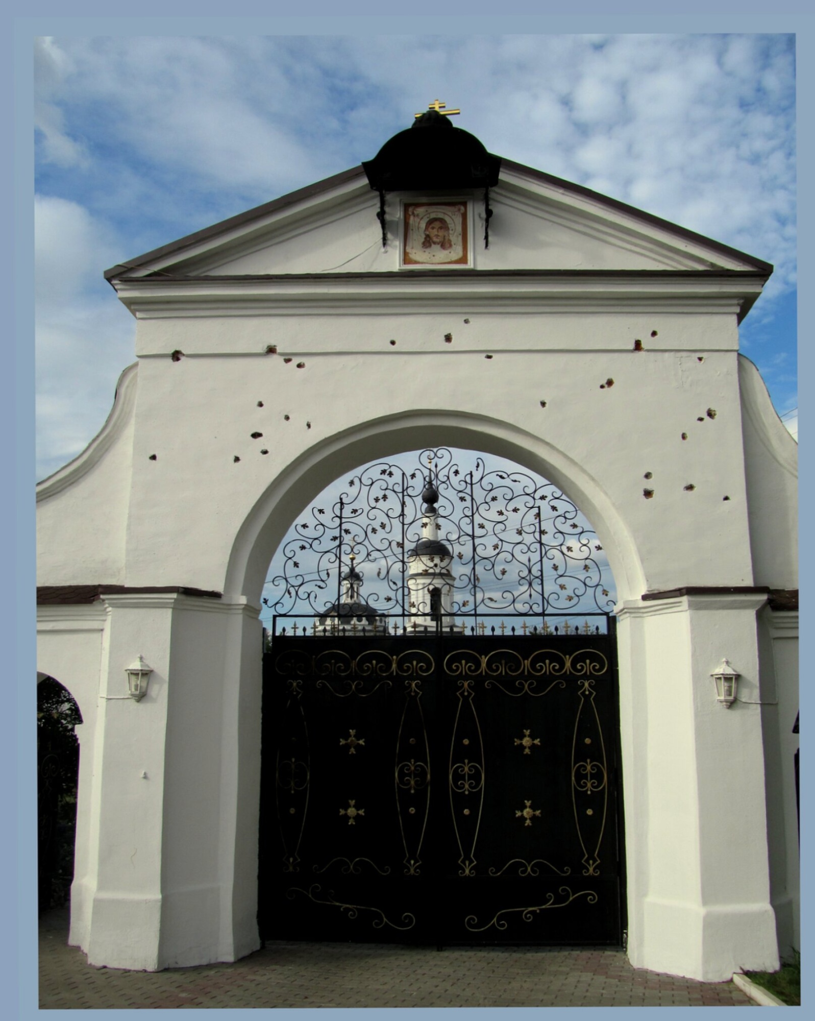 Святые ворота Николо-Черноостровского монастыря в Малоярославце