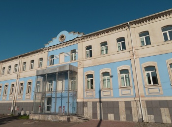 Часовня с оградой на кладбище в деревне Крюково