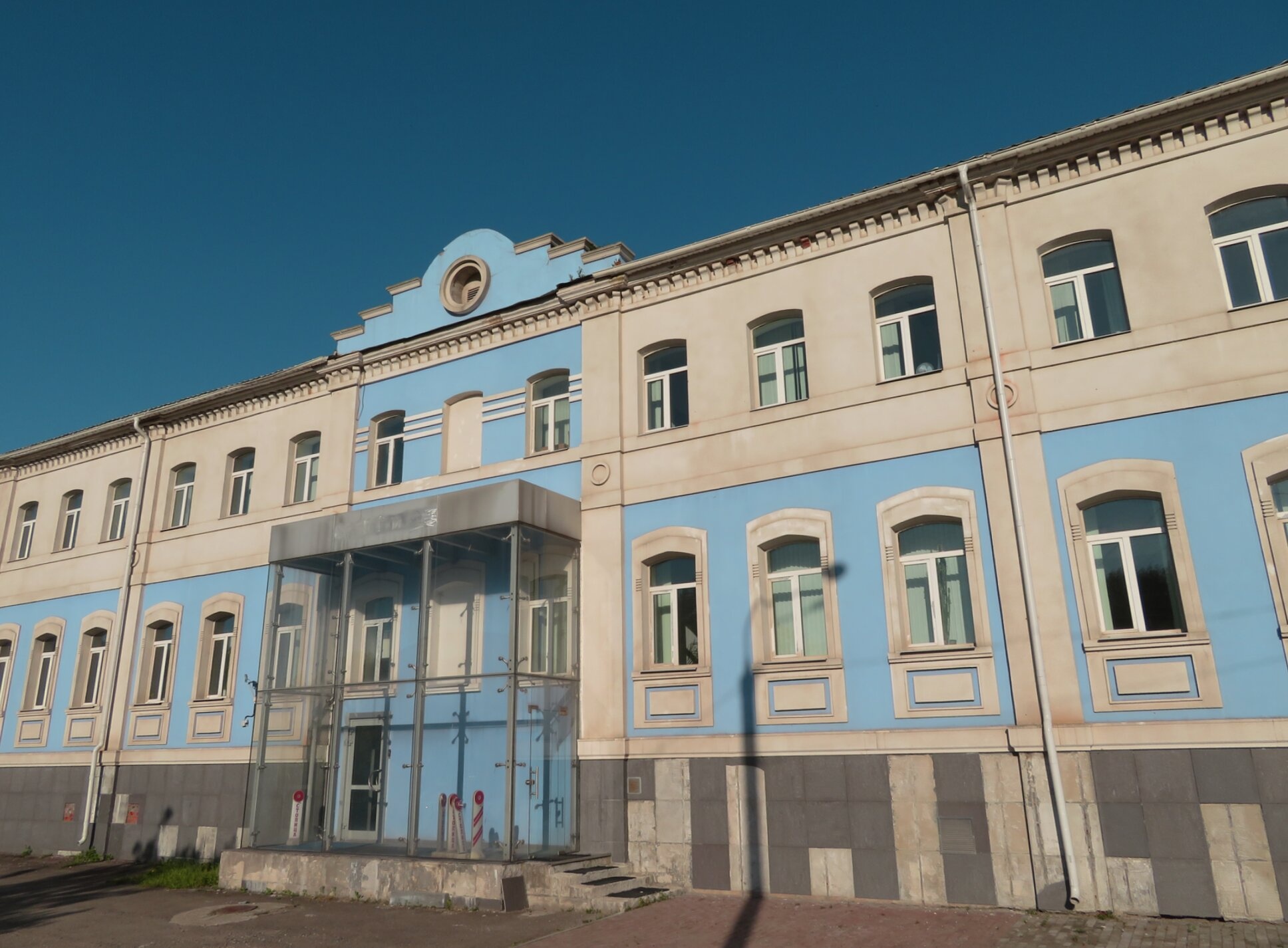Часовня с оградой на кладбище в деревне Крюково